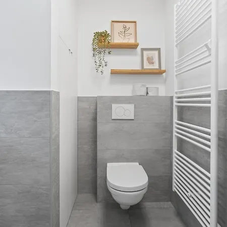 1 Bedroom - 5 Min Walk To Train Station