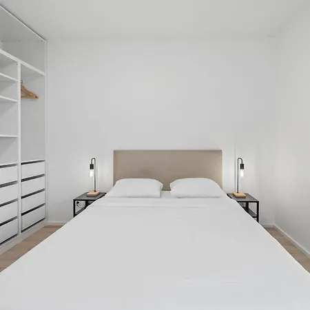 1 Bedroom - 5 Min Walk To Train Station Апартаменты Петанж