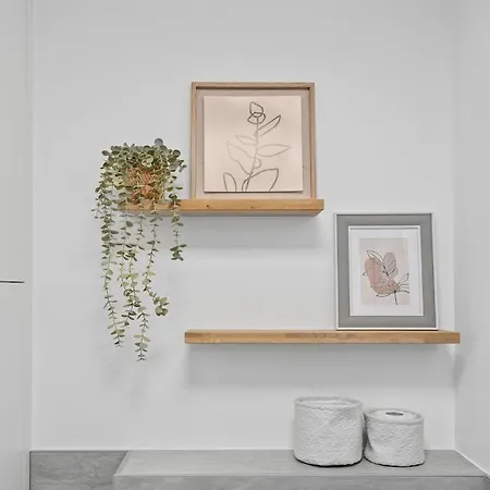 1 Bedroom - 5 Min Walk To Train Station Апартаменты