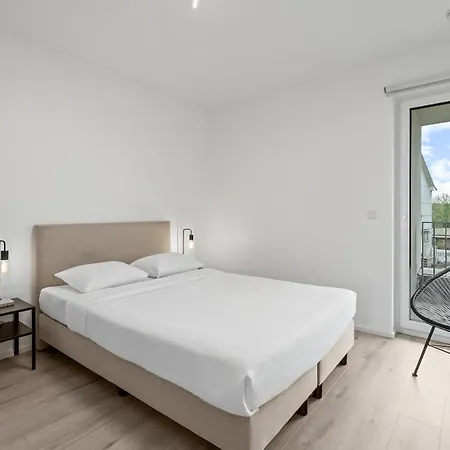 1 Bedroom - 5 Min Walk To Train Station Апартаменты Петанж