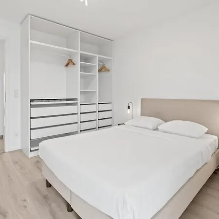 1 Bedroom - 5 Min Walk To Train Station Апартаменты Петанж