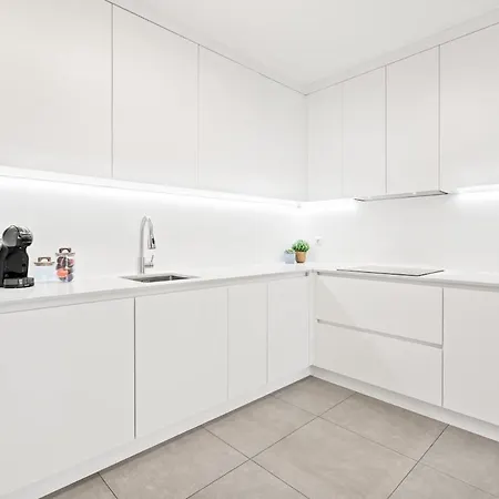 1 Bedroom - 5 Min Walk To Train Station Апартаменты *