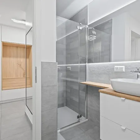 1 Bedroom - 5 Min Walk To Train Station Апартаменты Петанж