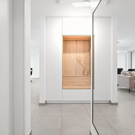 Апартаменты 1 Bedroom - 5 Min Walk To Train Station *
