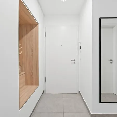 Апартаменты 1 Bedroom - 5 Min Walk To Train Station *