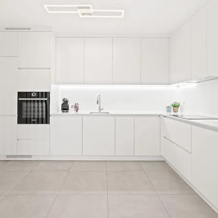 1 Bedroom - 5 Min Walk To Train Station Петанж