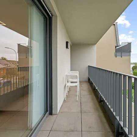 1 Bedroom - 5 Min Walk To Train Station *