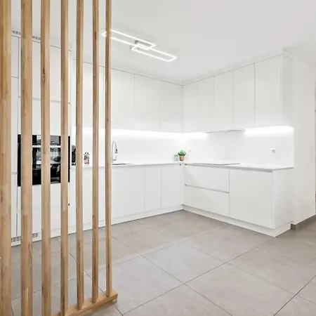 1 Bedroom - 5 Min Walk To Train Station *