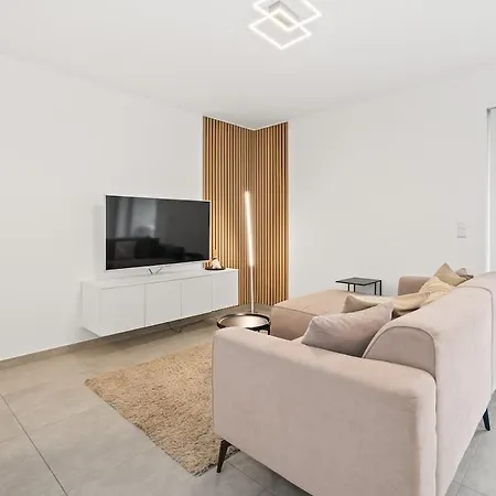 1 Bedroom - 5 Min Walk To Train Station Петанж