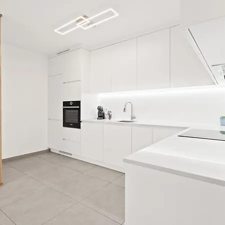 1 Bedroom - 5 Min Walk To Train Station * Петанж