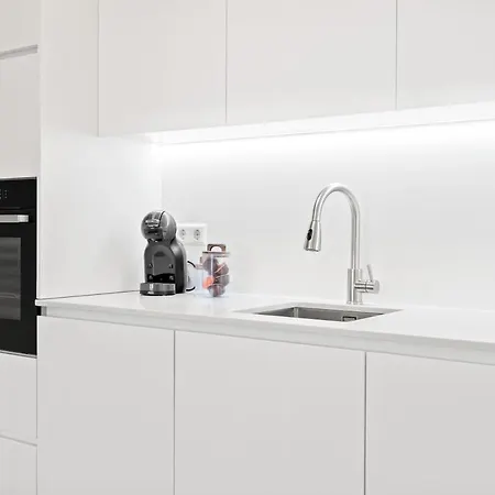 1 Bedroom - 5 Min Walk To Train Station Апартаменты